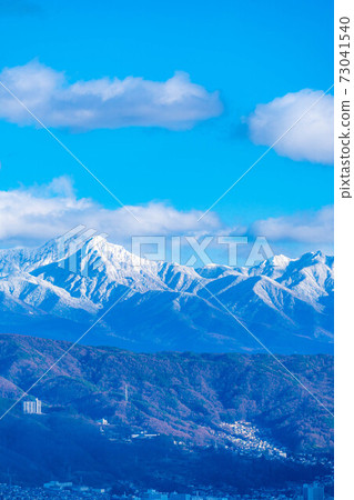 Snow-capped Yatsugatake mountain range and Lake Suwa [Nagano Prefecture] 73041540