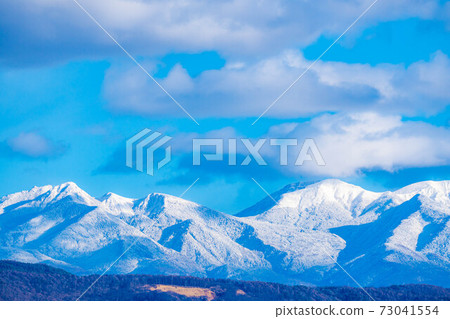 Snow-capped Yatsugatake mountain range and Lake Suwa [Nagano Prefecture] 73041554
