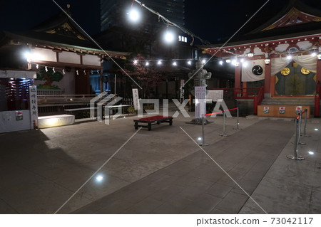 An empty night shrine 73042117