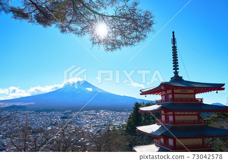 新倉山淺間公園的富士山和五層寶塔 新倉山淺間公園的富士山和五層寶塔 73042578