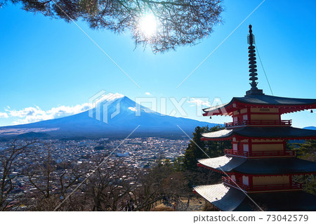 新倉山淺間公園的富士山和五層寶塔 新倉山淺間公園的富士山和五層寶塔 73042579