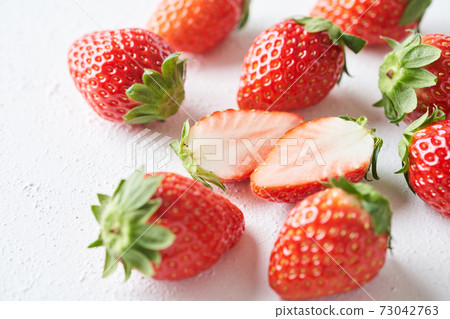 Strawberries cut in half (Tochiotome) 73042763