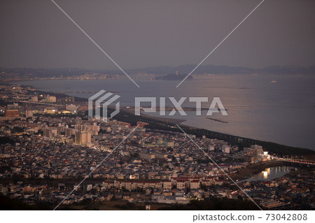 Evening view of Hiratsuka city seen from Shonandaira 73042808