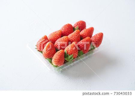 Strawberries packed in a pack (Tochiotome) Strawberries packed in a pack (Tochiotome) 73043033