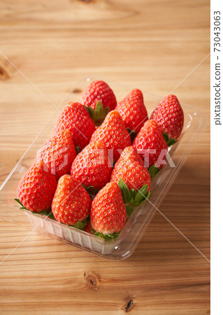 Strawberries packed in a pack (Tochiotome) 73043063