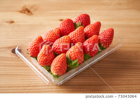 Strawberries packed in a pack (Tochiotome) Strawberries packed in a pack (Tochiotome) 73043064