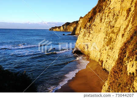 The azure Pacific Ocean and the cliffs of the fisherman's coast shining in the morning sun 73044207