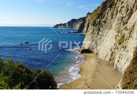 Fisherman's coast with cliffs protruding into the azure Pacific Ocean 73044209