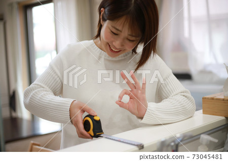 一位女士正在測量房間 一位女士正在測量房間 73045481