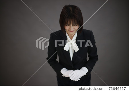 Image of female employee bowing Image of female employee bowing 73046337