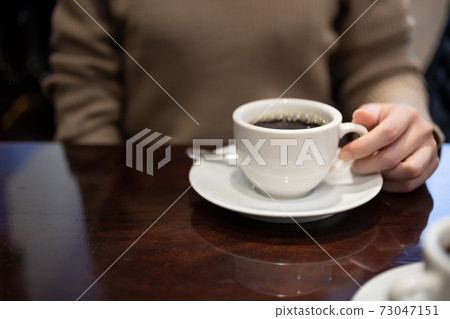 Woman drinking coffee in a retro coffee shop 73047151