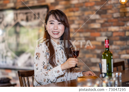 放鬆在酒吧的婦女 放鬆在酒吧的婦女 73047295
