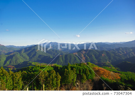從奈良縣相寺村的鎧甲山看的山脈 從奈良縣相寺村的鎧甲山看的山脈 73047304