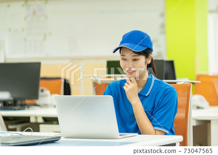 在貨運公司辦公室工作的女司機 73047565