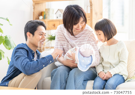 家庭安慰嬰兒的家庭 73047755