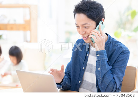 用智能手機打電話的家庭形象遠程辦公爸爸 用智能手機打電話的家庭形象遠程辦公爸爸 73048508