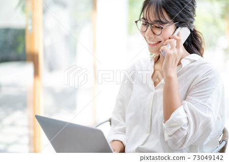Worcation young woman 73049142