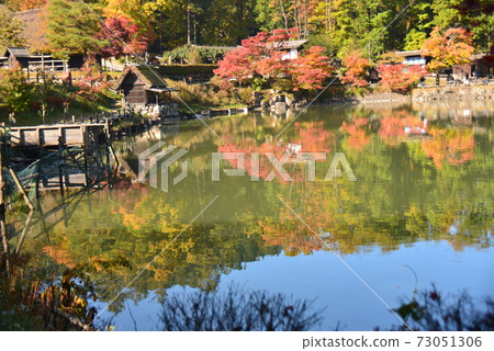 秋葉映在飛ida佐藤的高見池塘 73051306