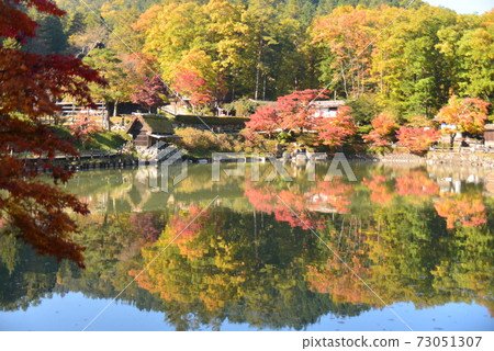 秋葉映在飛ida佐藤的高見池塘 73051307