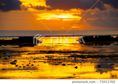The state of the sunrise when the sky and the sea turned orange 73051768