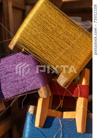 Pincushion and silk thread 73052109