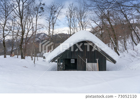 冰雪覆蓋的小屋 73052110