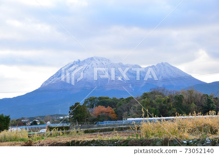 Snow-capped Heisei Shinzan 73052140