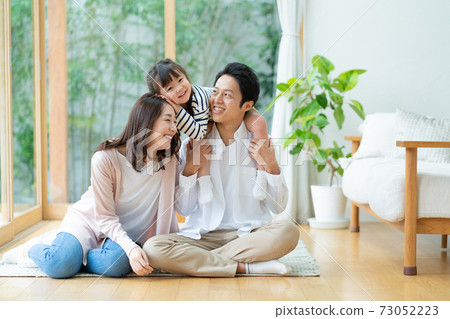一個三口之家的肖像,一個女孩坐在客廳裡,被她的父親嘲笑 一個三口之家的肖像,一個女孩坐在客廳裡,被她的父親嘲笑 73052223