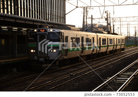 普通列車抵達岩見澤站，屍體在夕陽下照耀 73052553