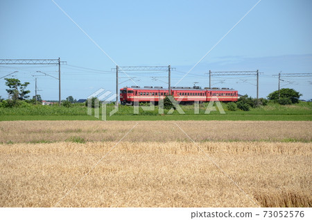 夏季在索拉奇路上運行的常規火車 夏季在索拉奇路上運行的常規火車 73052576