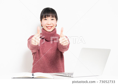 使用便攜式計算機時做出類似手勢的女人 使用便攜式計算機時做出類似手勢的女人 73052733