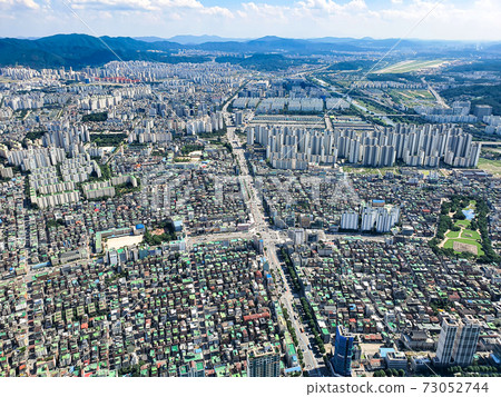 Cityscape with a cross-shaped road Cityscape with a cross-shaped road 73052744