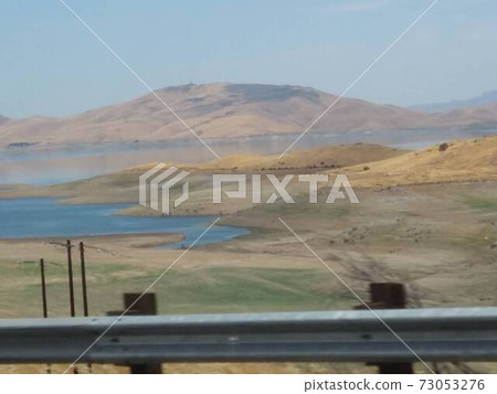 從路邊的湖的壯麗景色 從路邊的湖的壯麗景色 73053276