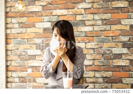 一個在咖啡館關心皮膚粗糙的女人 73053432