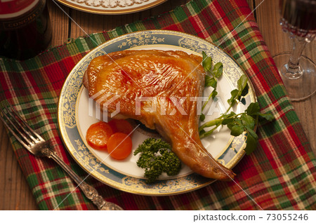 在聖誕晚會上烤雞大腿 73055246