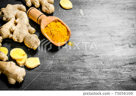 Ground ginger in the scoop. Ground ginger in the scoop. 73056109