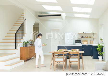 一個女人準備飯菜 73056226