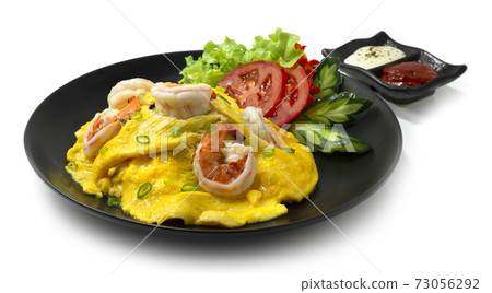 Creamy Omelet with Shrimps on Rice 73056292