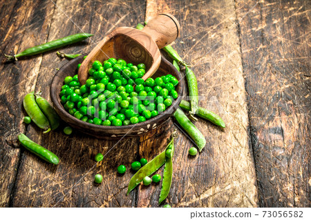 Fresh green peas in a bowl. 73056582