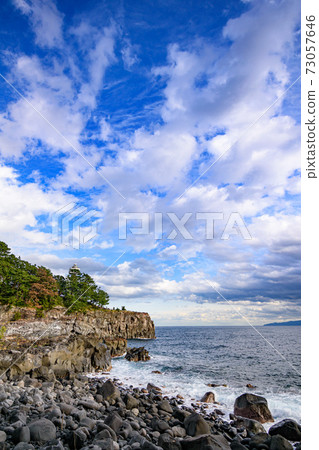 晴朗的冬天的天空和重崎海岸 73057646
