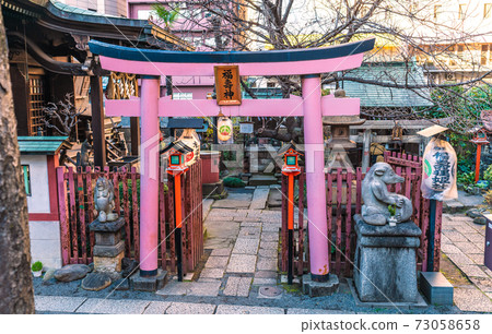 日本柳森社(俗稱Kurana Tamashii神社)在東京秋葉原的東京都市風景。狐狸和狐狸...,Setsusha / Suesha ... = Kanda Sudacho 日本柳森社(俗稱Kurana Tamashii神社)在東京秋葉原的東京都市風景。狐狸和狐狸...,Setsusha / Suesha ... = Kanda Sudacho 73058658