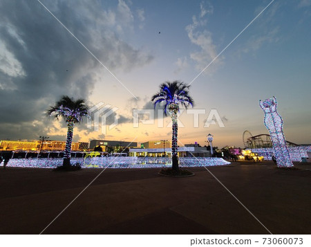 讀賣地的光與影在黃昏的全景照片 73060073