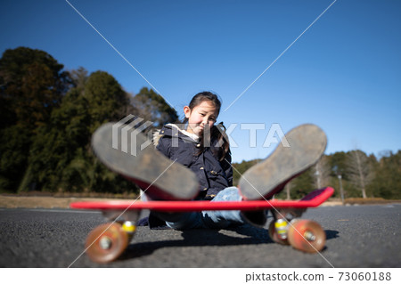 女孩玩滑板 73060188
