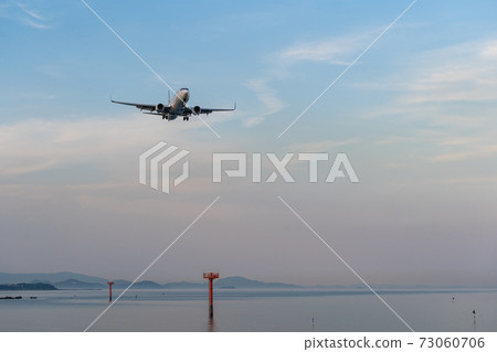 Aircraft just before landing 73060706