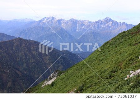 立山山脈,秋天的天空和遙遠的景色(Mudake山等)位置:Karamatsu山(長野縣和富山縣之間的縣界附近) 立山山脈,秋天的天空和遙遠的景色(Mudake山等)位置:Karamatsu山(長野縣和富山縣之間的縣界附近) 73061037