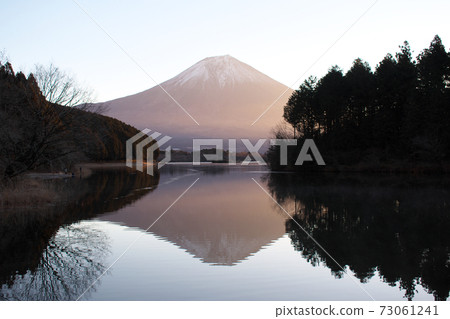 谷山湖清晨的富士山 谷山湖清晨的富士山 73061241