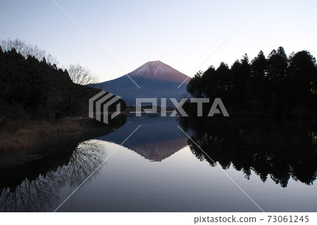 谷山湖清晨的富士山 73061245