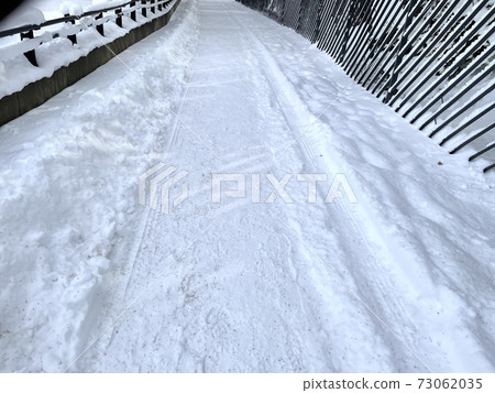 Winter promenade winter scenery 73062035