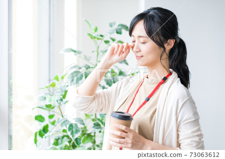在辦公室休息的女商人 在辦公室休息的女商人 73063612