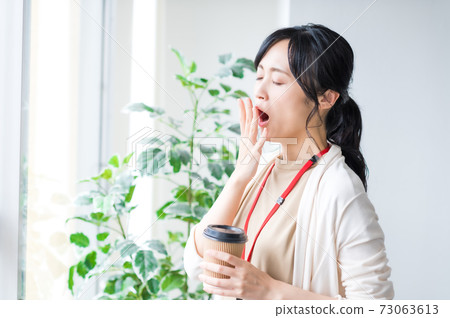 在辦公室休息的女商人 在辦公室休息的女商人 73063613